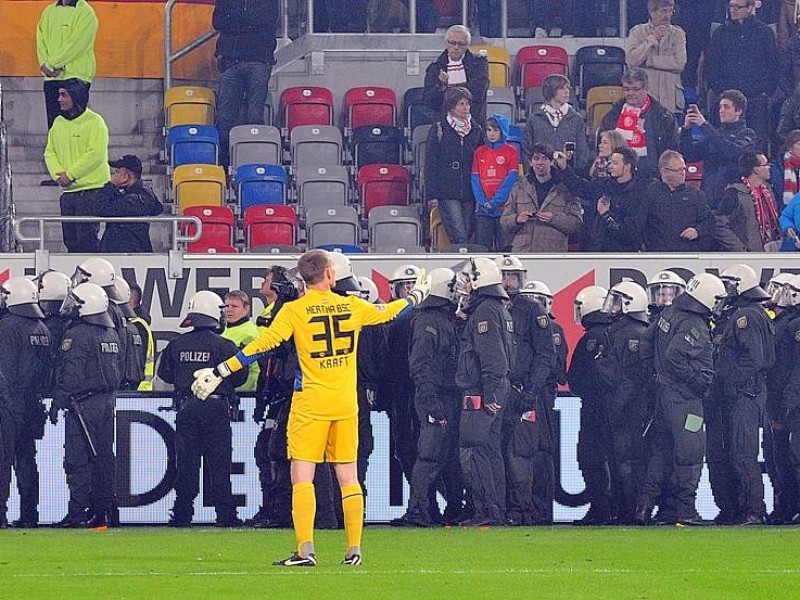 Düsseldorf-Fans stürmen den Platz noch vor Spielschluss.