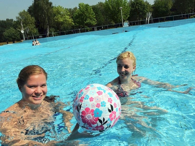 Am Donnerstag, 24.05.2012, in Moers. Das Freibad Solimare ist eröffnet. Die beiden Duisburg-Rumelerinnen Kerstin (links) und Ines geniessen das Schwimmen im Wellenbad. Foto: Volker Herold / WAZ FotoPool