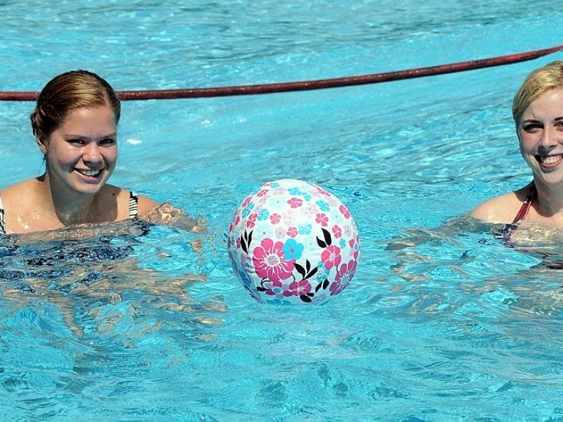 Am Donnerstag, 24.05.2012, in Moers. Das Freibad Solimare ist eröffnet. Die beiden Duisburg-Rumelerinnen Kerstin (links) und Ines geniessen das Schwimmen im Wellenbad. Foto: Volker Herold / WAZ FotoPool