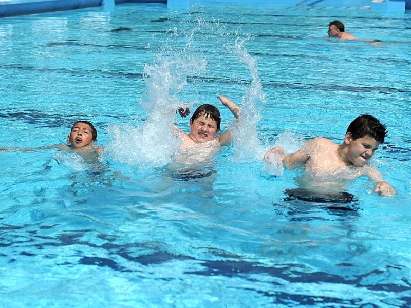 Am Dienstag 22.05.2012 oeffnete das Underberg Feibades in Rheinberg bereits um 14 Uhr seine Pforten.Im Bild: v.l. Emrah (11), Alexander (11) und Furkal (12) aus Rheinberg beim Baden.Foto: Markus Joosten / WAZ FotoPool