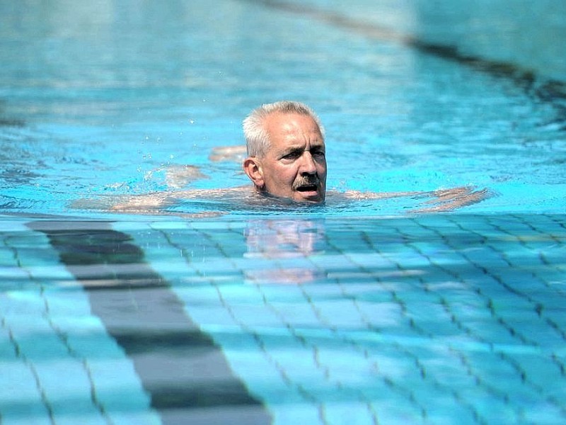 Am Dienstag 22.05.2012 oeffnete das Underberg Feibades in Rheinberg bereits um 14 Uhr seine Pforten.Im Bild: Guenter Meier (56) aus Rheinberg schwimmt seine Bahnen.Foto: Markus Joosten / WAZ FotoPool