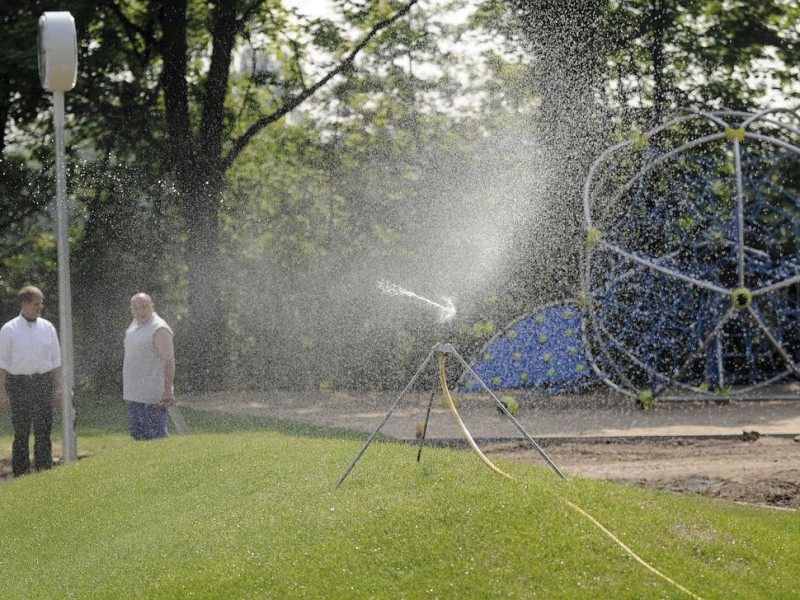 Am Montag 22.05.2012 in Kamp-Lintfort. Vorbesichtigung zur Freibaderoeffnung am 15.05.2012 des Panoramabad Pappelsee. Es laufen die letzten Arbeiten bis zum grossen Ansturm. Foto: Ulla Michels WAZ FotoPool