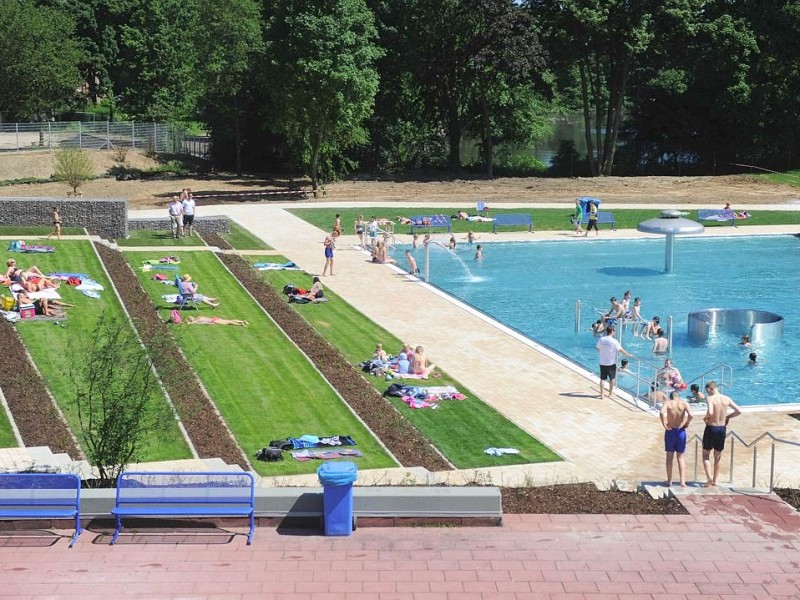 Am Freitag 25.04.2012 um 14:00 Uhr wurde das Freibad Pappelsee an der Bertastrasse in Kamp-Lintort eroeffnet.Foto: Markus Joosten / WAZ FotoPool