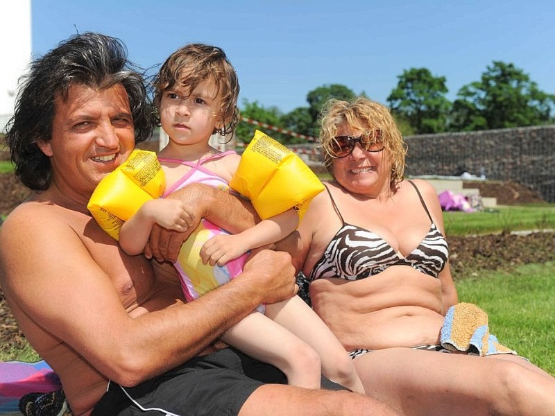 Am Freitag 25.04.2012 um 14:00 Uhr wurde das Freibad Pappelsee an der Bertastrasse in Kamp-Lintort eroeffnet.Im Bild: v.l. Ismail Erdogan, Nichte Tuana und Ehefrau Fatma Erdogan.Foto: Markus Joosten / WAZ FotoPool