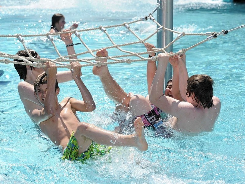 Am Freitag 25.04.2012 um 14:00 Uhr wurde das Freibad Pappelsee an der Bertastrasse in Kamp-Lintort eroeffnet.Foto: Markus Joosten / WAZ FotoPool