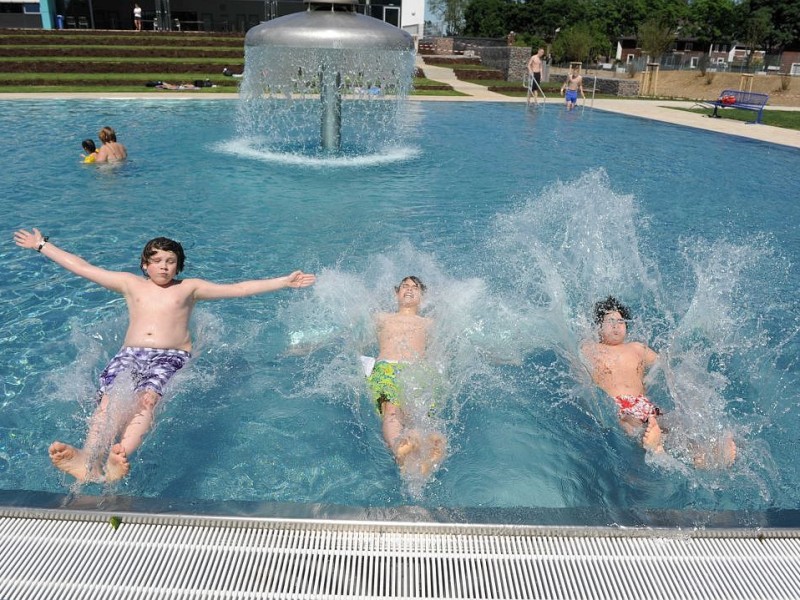 Am Freitag 25.04.2012 um 14:00 Uhr wurde das Freibad Pappelsee an der Bertastrasse in Kamp-Lintort eroeffnet.Foto: Markus Joosten / WAZ FotoPool