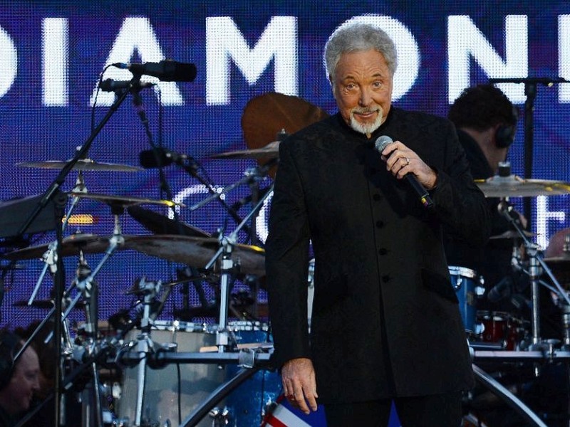 Der britische Sänger Tom Jones bei dem Jubiläumskonzert vor dem Buckingham Palace in London.