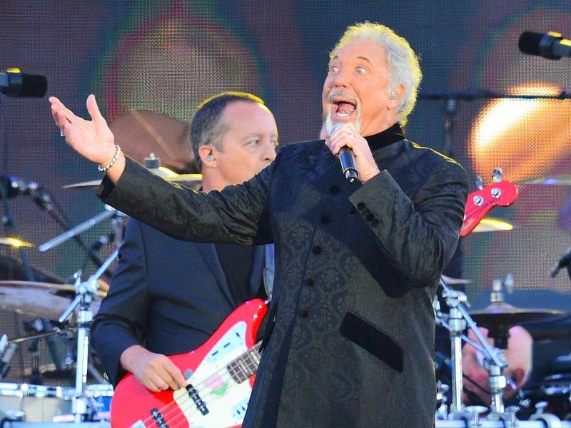 Der britische Sänger Tom Jones bei dem Jubiläumskonzert vor dem Buckingham Palace in London.