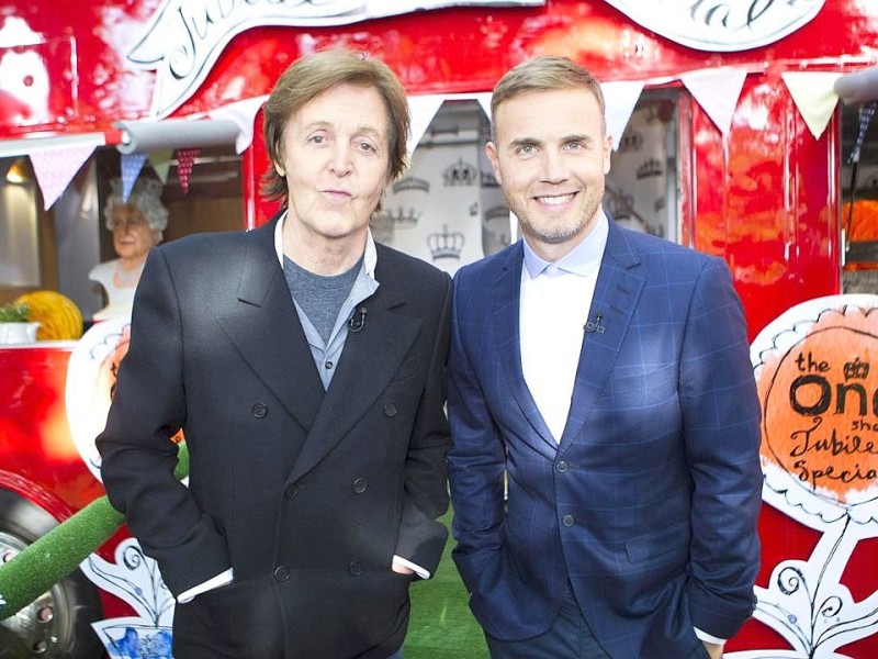 Backstage bei dem Jubiläumskonzert für die Queen: Sir Paul McCartney mit Gary Barlow.