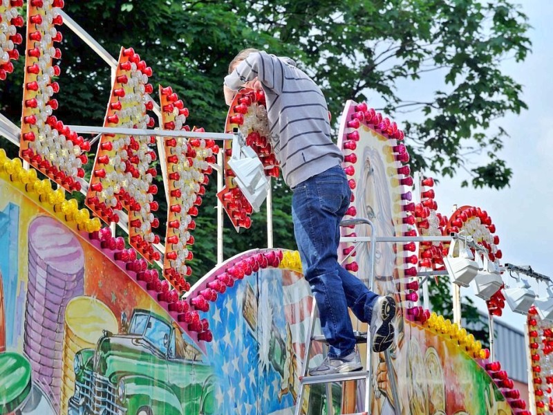 Aufbauarbeiten in Sterkrade: Der Stadtteil rüstet sich für die 183. Fronleichnamskirmes.