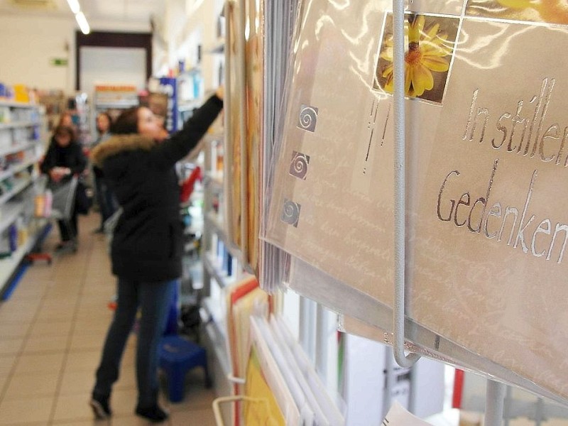 Der Ausverkauf in den Filialen der insolventen Drogeriemarktkette Schlecker soll bis zum 29.06.2012 laufen. In zwei Dortmunder Filialen an der Kampstraße und an der Kuckelke rechnen die Filialleiterinnen am 11.06.2012 jedoch damit, dass der Kundenansturm auf die preisreduzierten Artikel zu einer früheren Schleißung der Geschäfte führen wird.Im Bild: Filiale an der Kampstraße