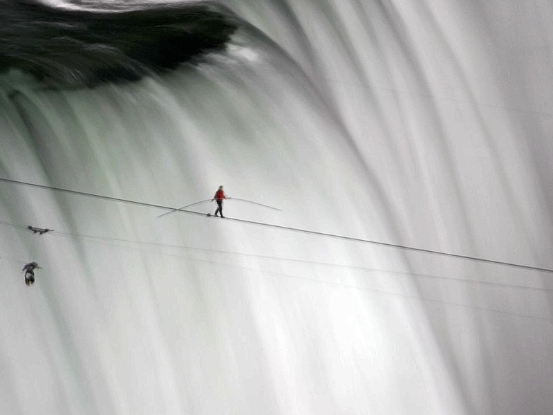 US-Akrobat Nik Wallenda überquert die Niagara-Fälle auf dem Hochseil.