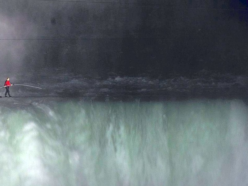 US-Akrobat Nik Wallenda überquert die Niagara-Fälle auf dem Hochseil.