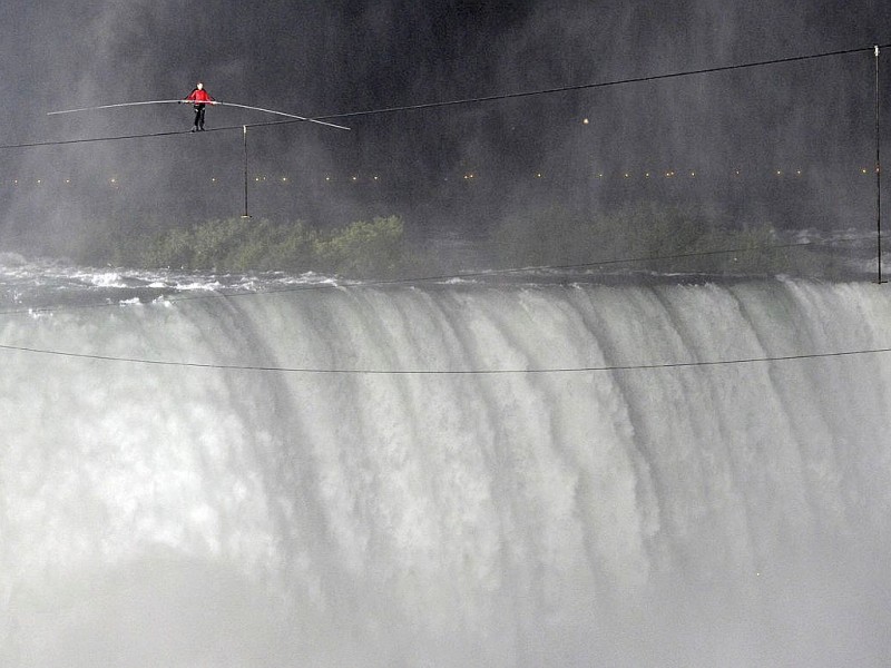US-Akrobat Nik Wallenda überquert die Niagara-Fälle auf dem Hochseil.