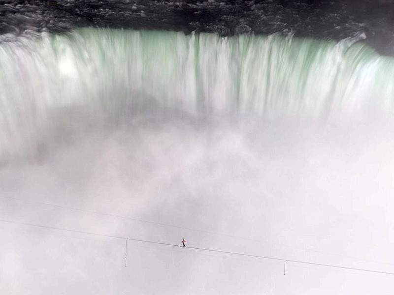 US-Akrobat Nik Wallenda überquert die Niagara-Fälle auf dem Hochseil.