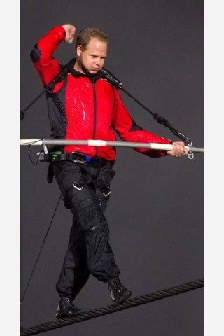 US-Akrobat Nik Wallenda überquert die Niagara-Fälle auf dem Hochseil.