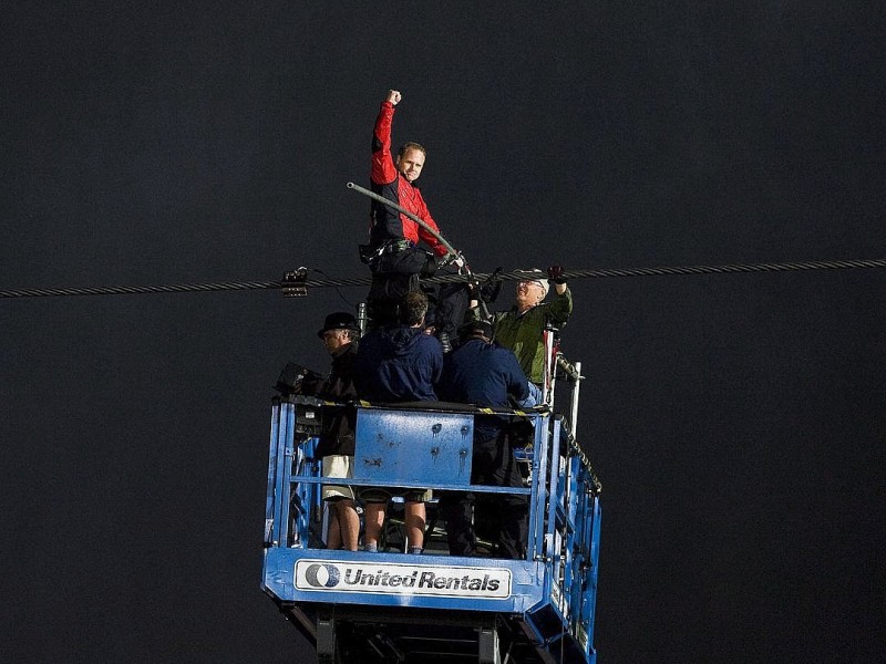 US-Akrobat Nik Wallenda überquert die Niagara-Fälle auf dem Hochseil.