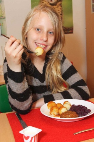 Erlenschülerin Daniela Kubitzki (11)freut sich auf ihre Klöße.