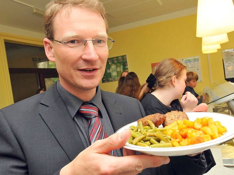 Auch Schulleiter Ulrich Jansen mag das Kantinenessen.