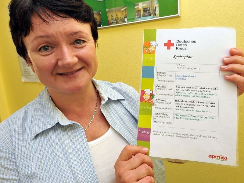 Wanda Rams erstellt den Speiseplan für das Ruhr-Gymnasium.