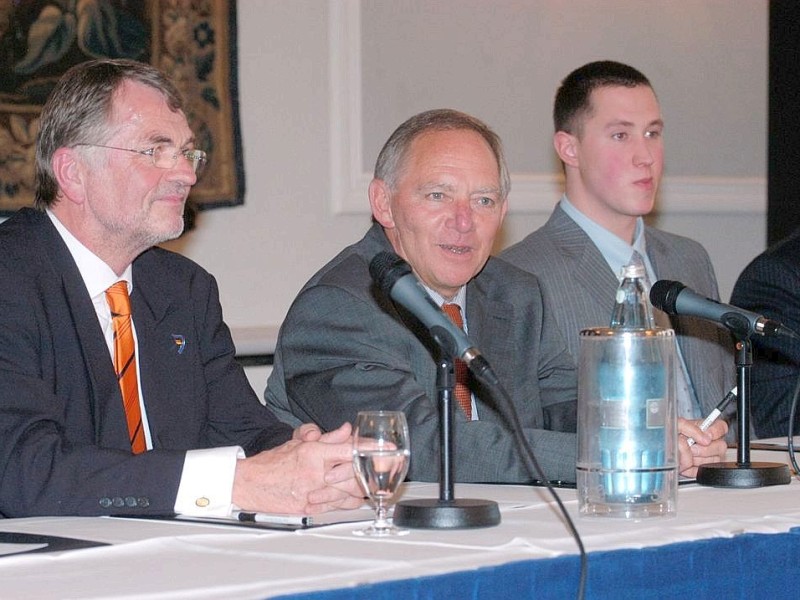 Lensdorf im Mai 2004 im Steigenberger Hotel mit dem damaligen Innenminister und heutigen Finanzminister Dr. Wolfgang Schäuble.