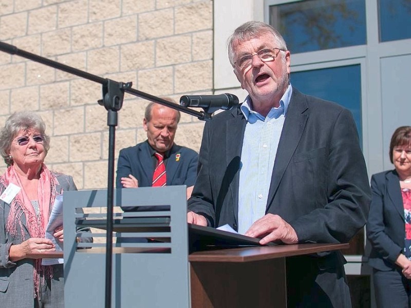 ... hält jede Menge Reden. Im Bild ist er bei seiner Ansprache während der Gegendemo zum Pro-NRW-Protest vor der Merkez-Moschee in Marxloh zu sehen.