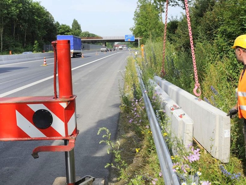 Aufstellen von Lärmschutzwänden an der A 42 am Mittwoch, 04.07.2012 Castrop - Rauxel,  Hinter der Leitplanke ist es für Heiko Rietz weniger gefährlich. Foto: Karl Gatzmanga / WAZ FotoPool