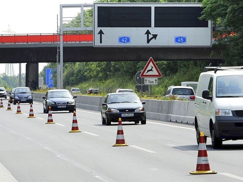 Aufstellen von Lärmschutzwänden an der A 42 am Mittwoch, 04.07.2012 Castrop - Rauxel, Der Verkehr passiert einspurig die Baustelle und fährt auf der Überholspur an dem Autokran vorbei. Foto: Karl Gatzmanga / WAZ FotoPool