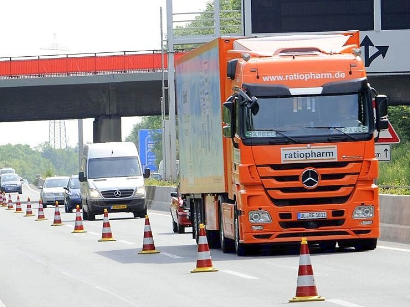 Aufstellen von Lärmschutzwänden an der A 42 am Mittwoch, 04.07.2012 Castrop - Rauxel, Der Verkehr passiert einspurig die Baustelle und fährt auf der Überholspur an dem Autokran vorbei. Foto: Karl Gatzmanga / WAZ FotoPool