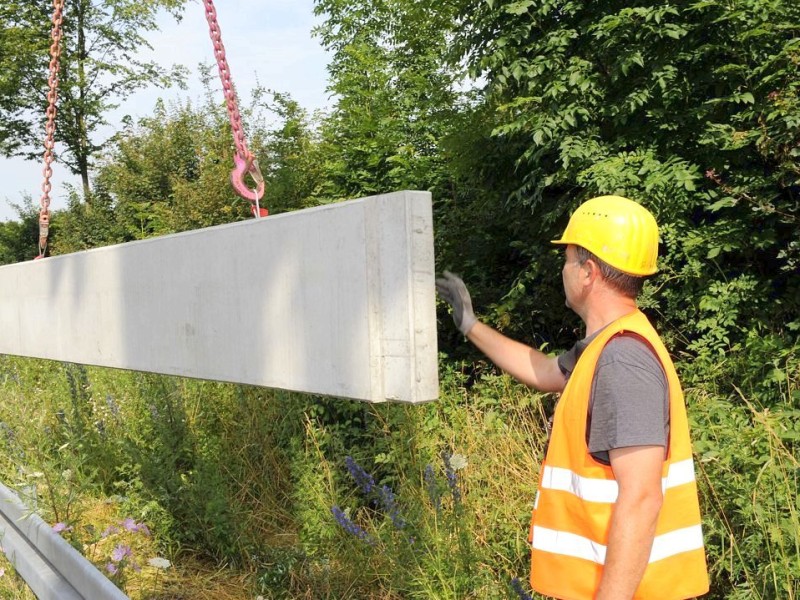 Aufstellen von Lärmschutzwänden an der A 42 am Mittwoch, 04.07.2012 Castrop - Rauxel, . Heiko Rietz verständigt sich mit dem Kranfahrer durch HandzeichenFoto: Karl Gatzmanga / WAZ FotoPool