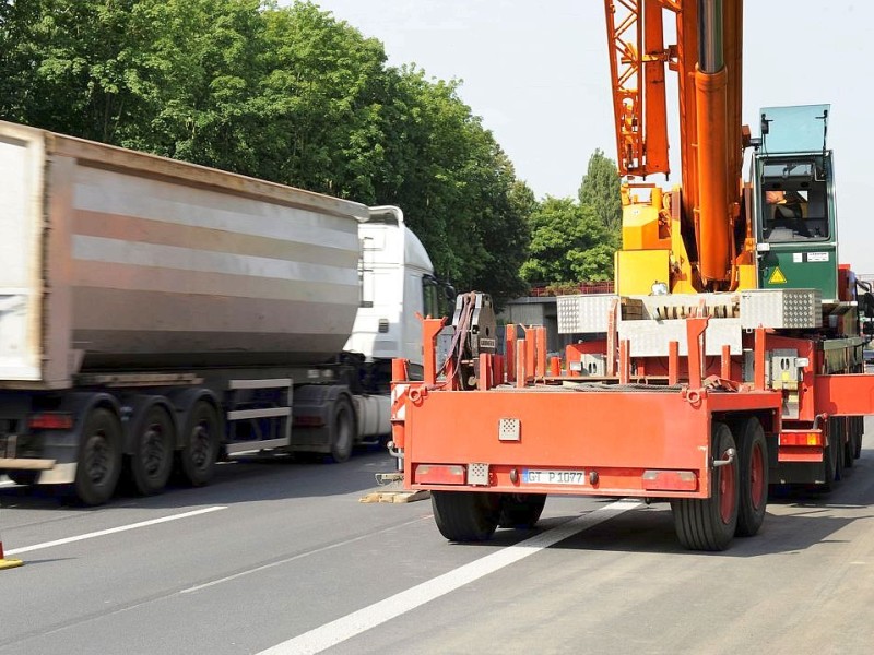 Aufstellen von Lärmschutzwänden an der A 42 am Mittwoch, 04.07.2012 Castrop - Rauxel, Der Verkehr passiert einspurig die Baustelle und fährt auf der Überholspur an dem Autokran vorbei. Foto: Karl Gatzmanga / WAZ FotoPool