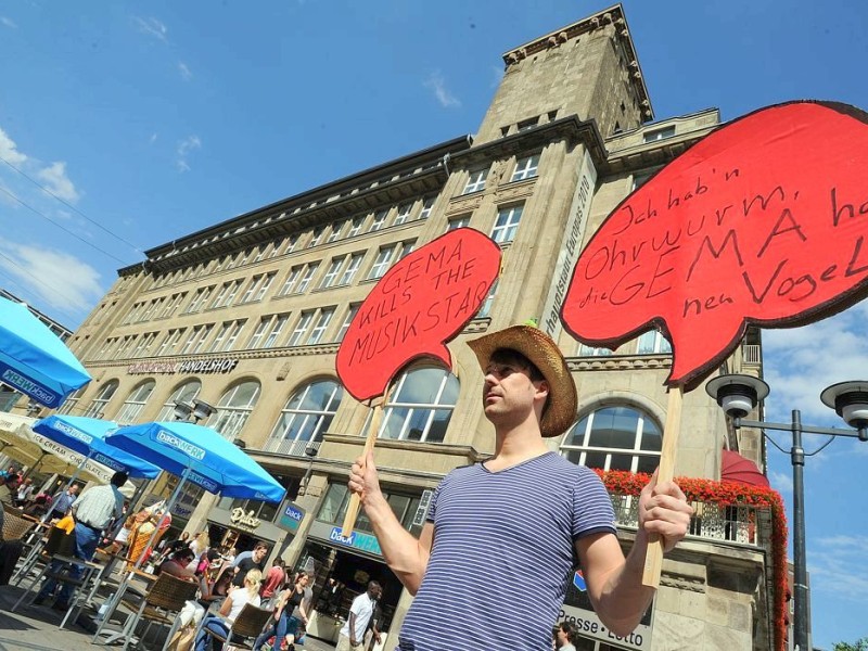 Unter dem Motto GEMA nach Hause demonstrierten rund 100 Essener gegen die geplante Gebührenerhöhung der Rechteverwertugnsgesellschaft.