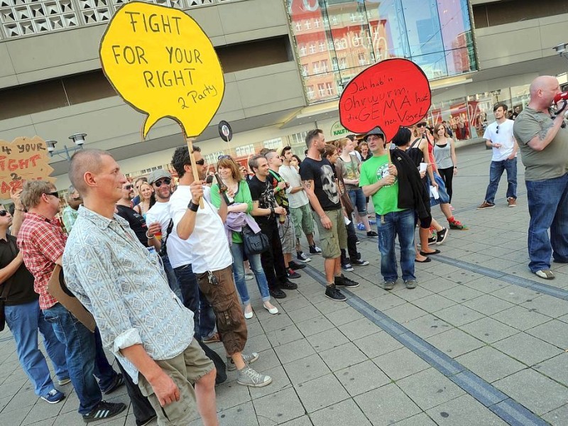 Unter dem Motto GEMA nach Hause demonstrierten rund 100 Essener gegen die geplante Gebührenerhöhung der Rechteverwertugnsgesellschaft.