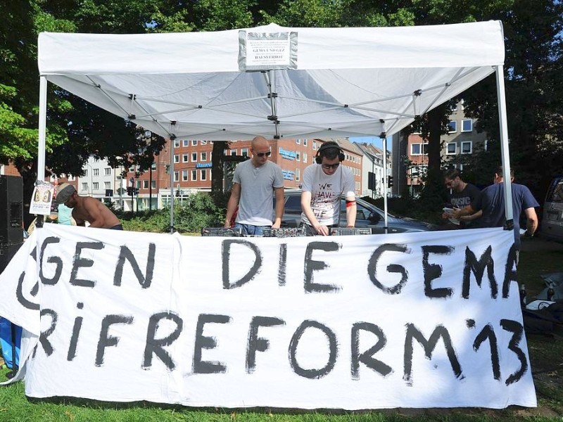 Unter dem Motto GEMA nach Hause demonstrierten rund 100 Essener gegen die geplante Gebührenerhöhung der Rechteverwertugnsgesellschaft.