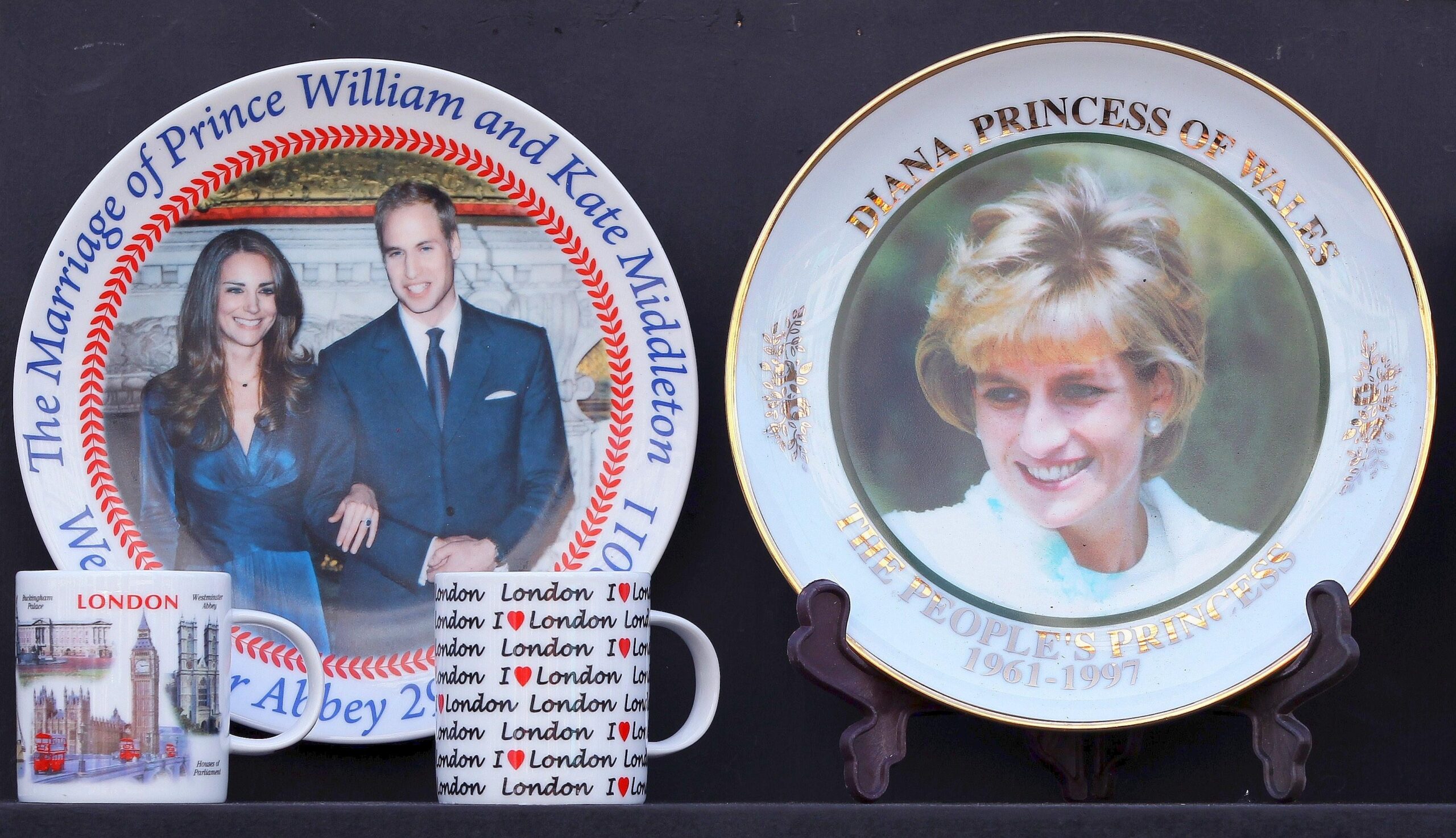 ...bieten noch immer Diana-Devotionalien an. Die stehen jetzt neben Kate-und-William-Tellern - und sind hoch im Kurs. (mit Material von dapd)