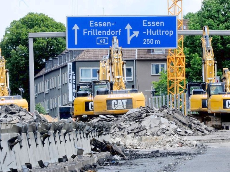 Diese fünf großen Bagger hinterlassen auf der A40 eine Spur der Verwüstung. Foto: Kerstin Kokoska/WAZ  FotoPoolEssen