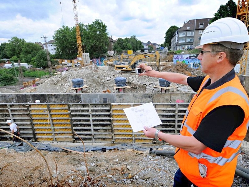 An der abgerissenen Stadtwaldbrücke, Fahrtrichtung Kray, dokumentiert Georg Timmerkamp vom Landesbetrieb Straßenbau NRW den Fortschritt der Bauarbeiten mit der Digitalkamera.Foto: Kerstin Kokoska/WAZ  FotoPoolEssen