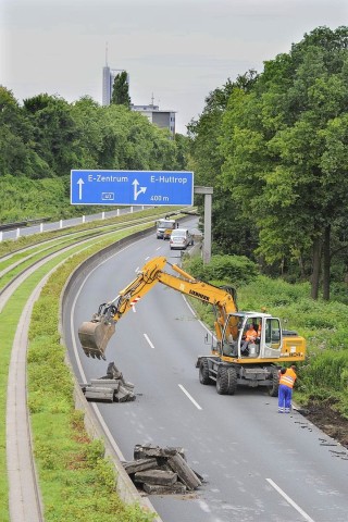 Bauschutt auf der Überholspur. Foto: Matthias Graben / WAZ FotoPool