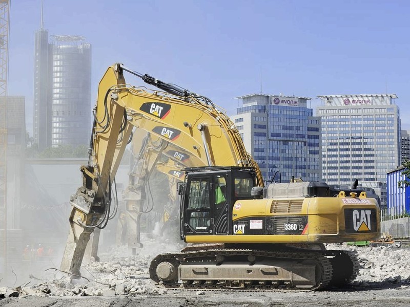 Im Hintergrund die Essener Skyline, im Vordergrund ein Baufahrzeug: Verzögerungen beim Bau sollen nicht auftreten.  Foto: Matthias Graben / WAZ FotoPool