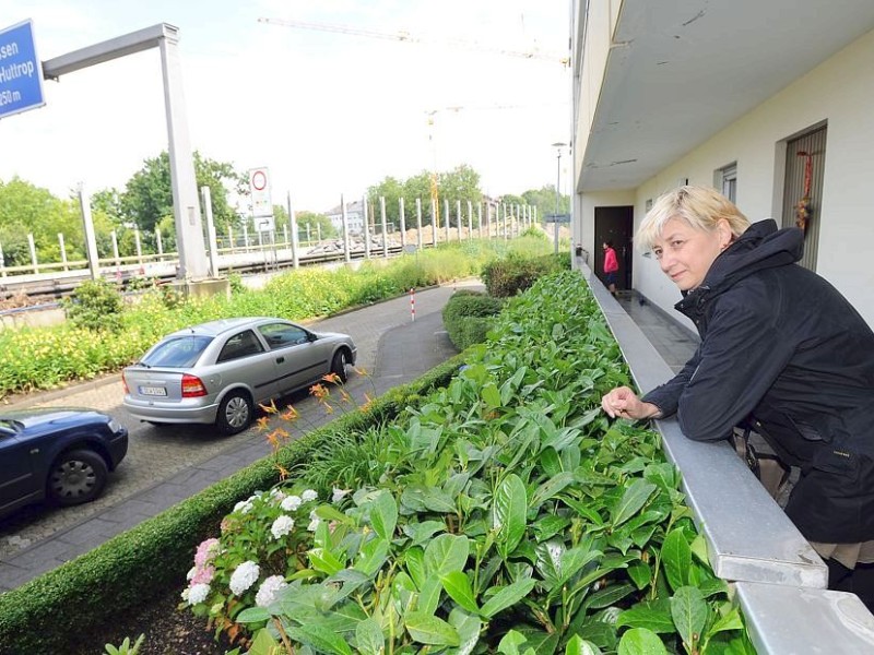 Die A40-Sperrung beobachten die Autobahn-Anwohner mit Interesse. An normalen tagen haben sie Verkehrslärm vor der Haustür, jetzt ist es der Baulärm. Im Bild: Ona Dolganowski.Foto: Sebastian Konopka / WAZ FotoPool