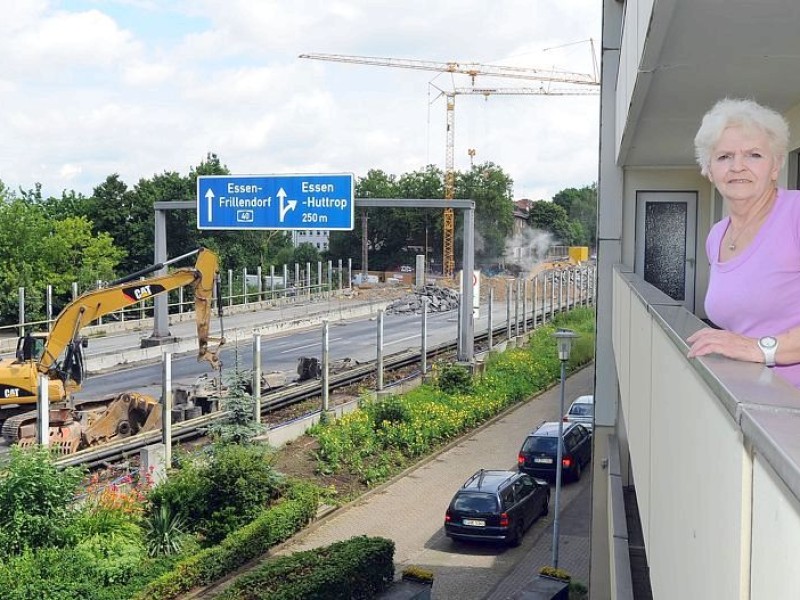 Roswitha Willenbacher wohnt direkt an der Autobahn 40. Den Fortschritt der Arbeiten kann sie gut beobachten.Foto: Sebastian Konopka / WAZ FotoPool