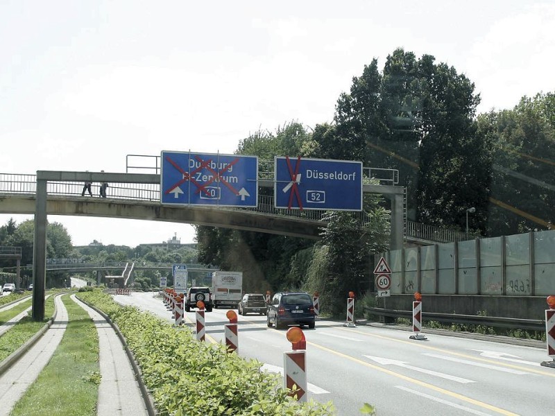 Wo geht's denn jetzt lang? Autofahrer staunten nicht schlecht, warum sie nicht mehr nach Düsseldorf fahren konnten. Die Lösung des Rätsels: Die Ausschilderung ist missverständlich. Die WAZ hakte inzwischen nach. Straßen.NRW gelobte Besserung.Foto: Peggy Mendel/WAZFotoPool