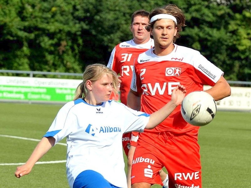 Fabian Böhm (TUSEM) im Zweikampf mit Jennifer Hesseling (Allbau).