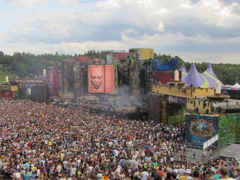 Beim dreitägigen Tomorrowland-Festival 2012 in Belgien feierten 180.000 Besucher aus 75 Ländern zur elektronischen Musik von 300 DJs und ließen sich von der mystischen Atmosphäre eines Märchenlandes verzaubern.