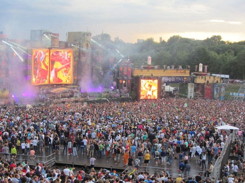 Beim dreitägigen Tomorrowland-Festival 2012 in Belgien feierten 180.000 Besucher aus 75 Ländern zur elektronischen Musik von 300 DJs und ließen sich von der mystischen Atmosphäre eines Märchenlandes verzaubern.