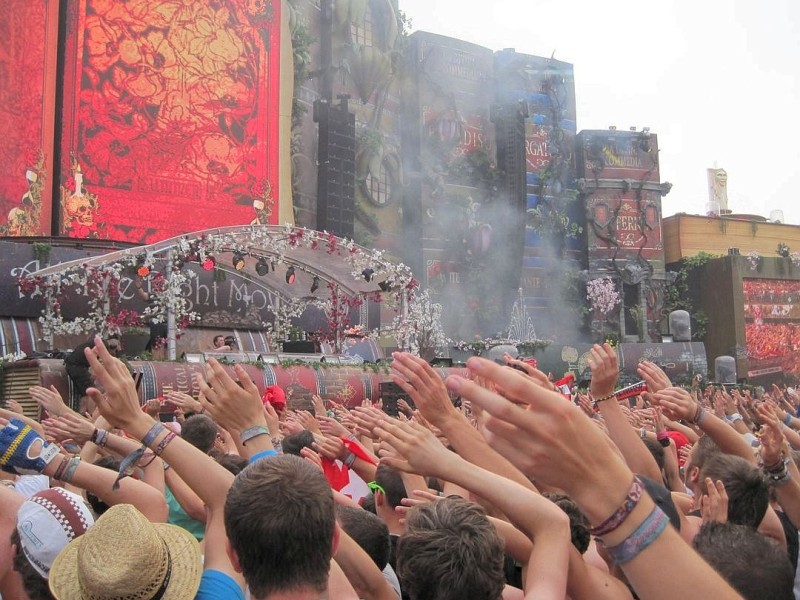 Beim dreitägigen Tomorrowland-Festival 2012 in Belgien feierten 180.000 Besucher aus 75 Ländern zur elektronischen Musik von 300 DJs und ließen sich von der mystischen Atmosphäre eines Märchenlandes verzaubern.