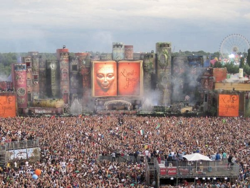 Beim dreitägigen Tomorrowland-Festival 2012 in Belgien feierten 180.000 Besucher aus 75 Ländern zur elektronischen Musik von 300 DJs und ließen sich von der mystischen Atmosphäre eines Märchenlandes verzaubern.