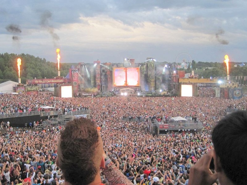 Beim dreitägigen Tomorrowland-Festival 2012 in Belgien feierten 180.000 Besucher aus 75 Ländern zur elektronischen Musik von 300 DJs und ließen sich von der mystischen Atmosphäre eines Märchenlandes verzaubern.