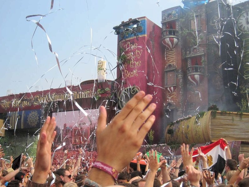 Beim dreitägigen Tomorrowland-Festival 2012 in Belgien feierten 180.000 Besucher aus 75 Ländern zur elektronischen Musik von 300 DJs und ließen sich von der mystischen Atmosphäre eines Märchenlandes verzaubern.