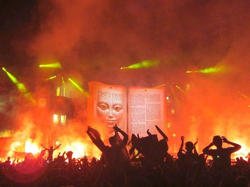 Beim dreitägigen Tomorrowland-Festival 2012 in Belgien feierten 180.000 Besucher aus 75 Ländern zur elektronischen Musik von 300 DJs und ließen sich von der mystischen Atmosphäre eines Märchenlandes verzaubern.